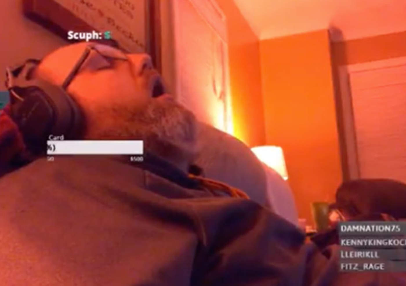 Gamer se queda dormido durante streaming y lo hacen viral