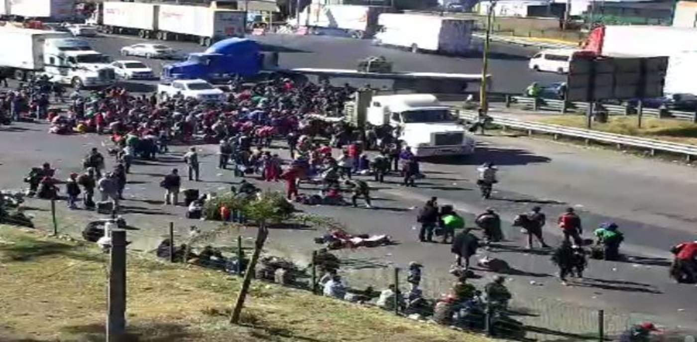 Caravana migrante cruza la autopista México-Querétaro