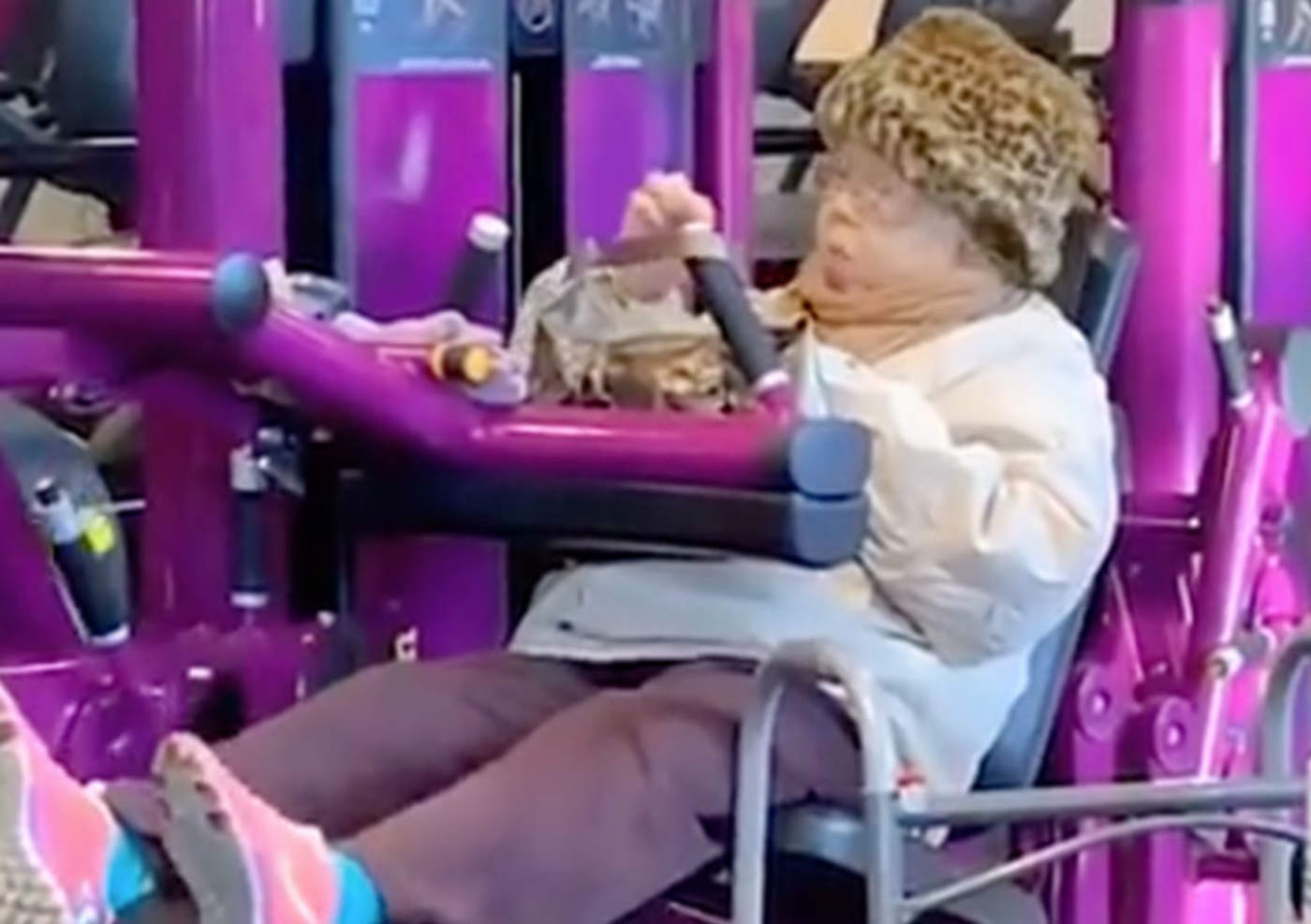 Abuelita comiendo en el gimnasio se hace viral