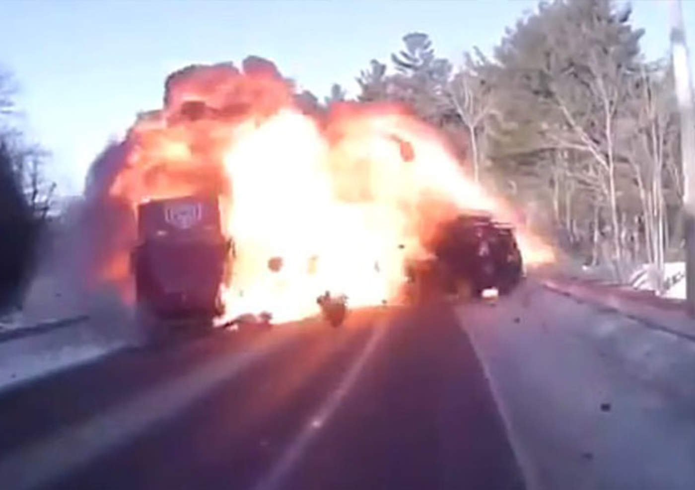 Jeep choca contra tráiler y provoca fuerte explosión