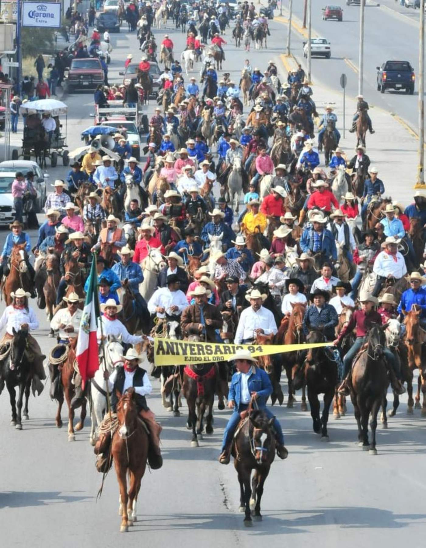 Celebra ejido El Oro aniversario con cabalgata