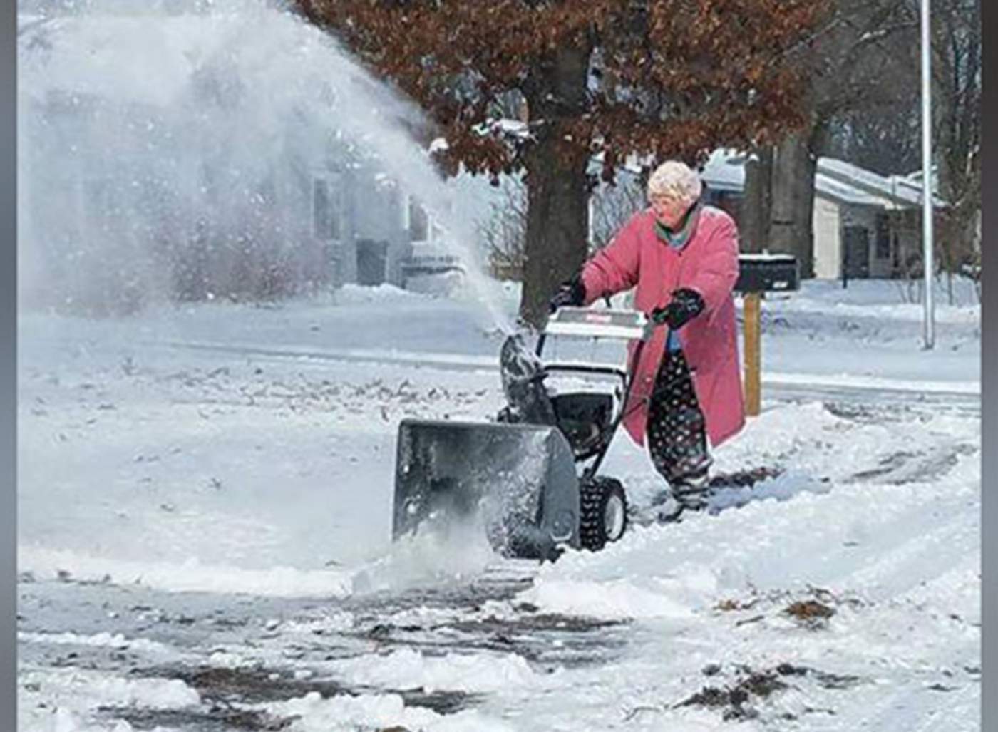 Abuela se hace viral removiendo la nieve de su calle