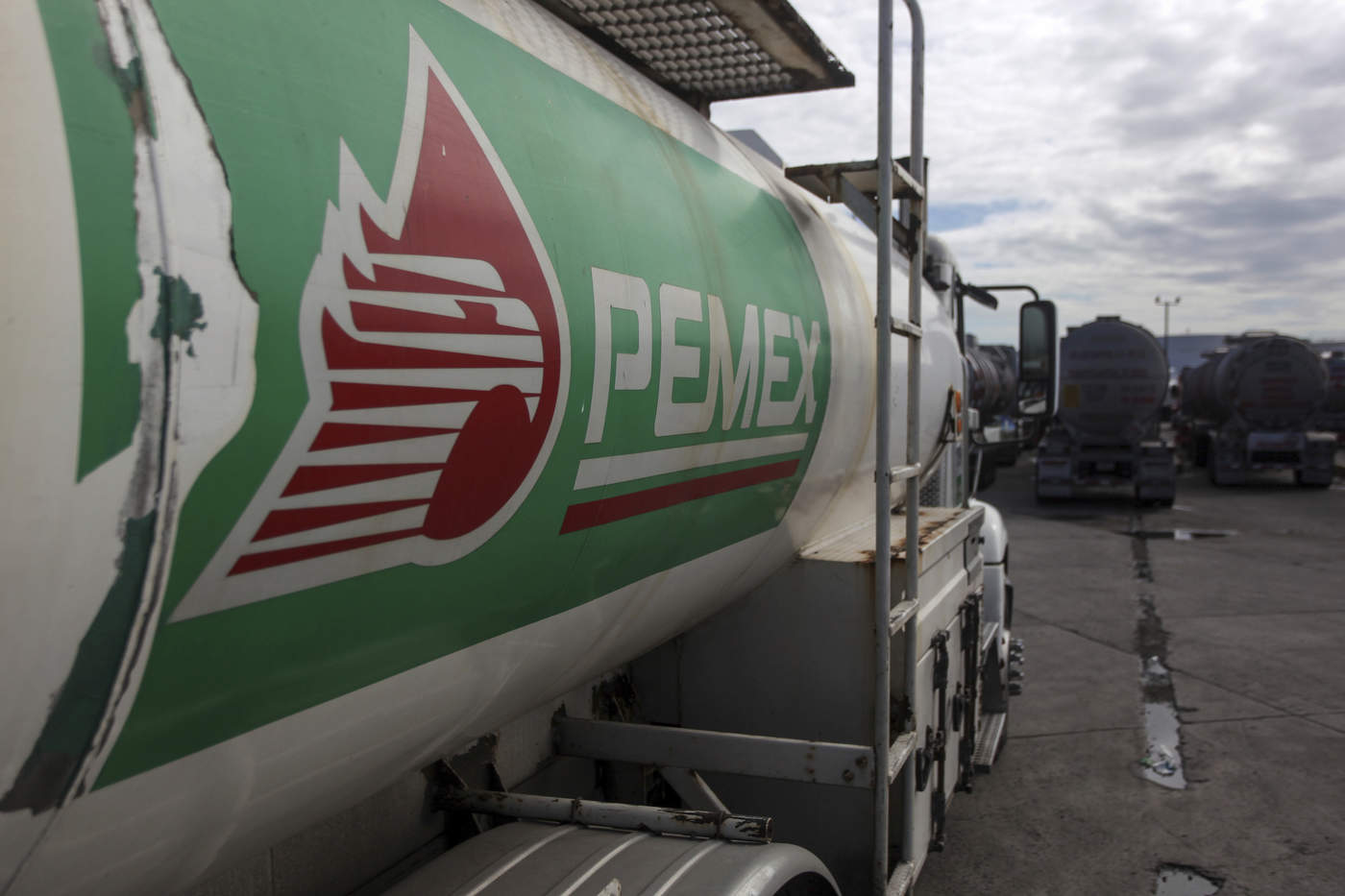Red de funcionarios vendía gasolina donada por Pemex en 22 estados