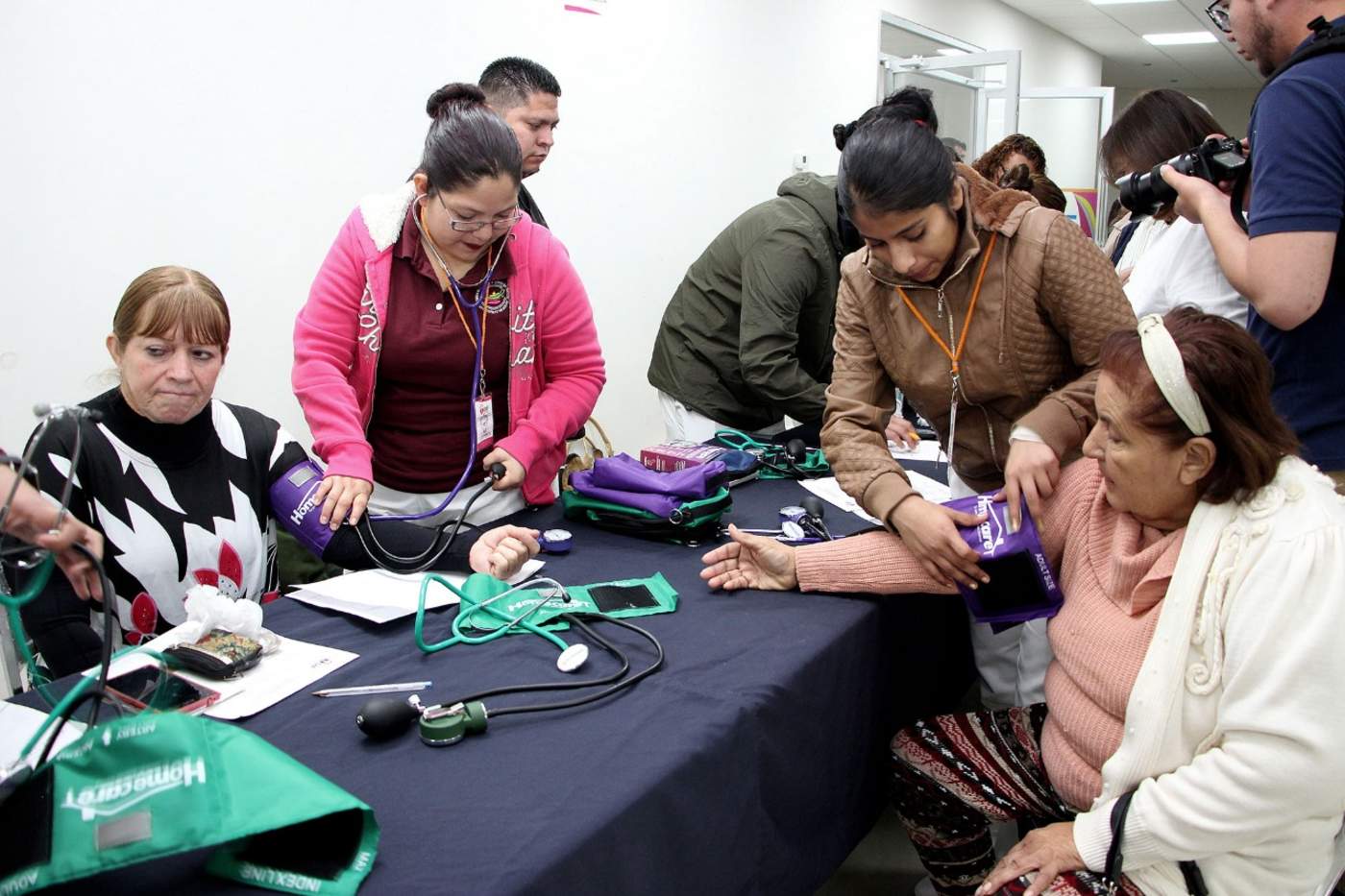Realiza DIF Torreón brigada para adultos y menores empacadores