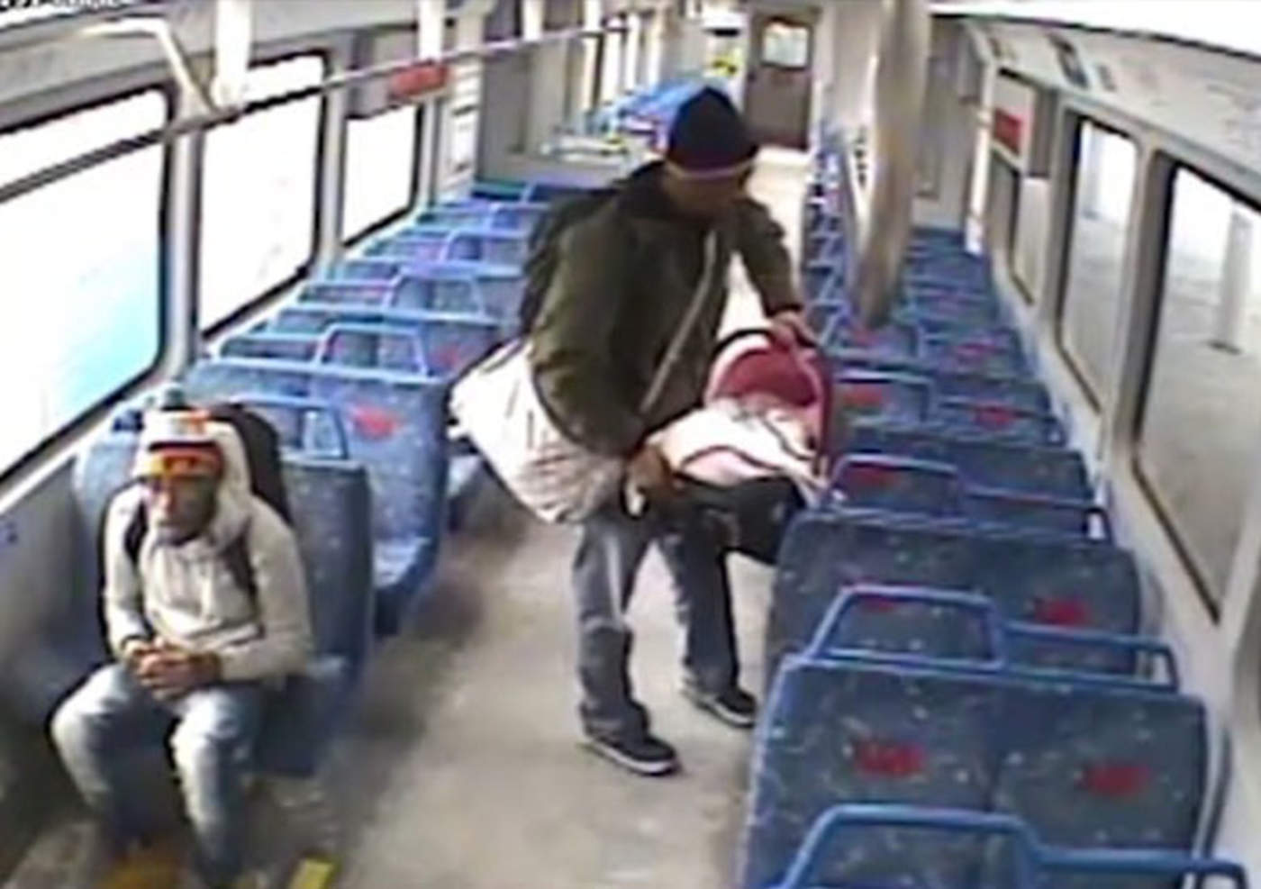 Padre deja a su bebé a bordo de tren y conductor arranca