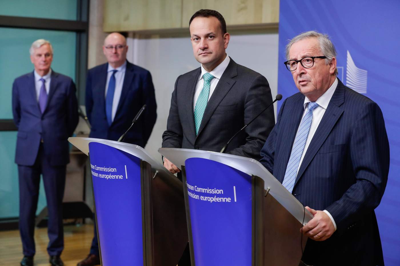 May sabe que la UE no renegociará la salvaguarda irlandesa, dice Juncker