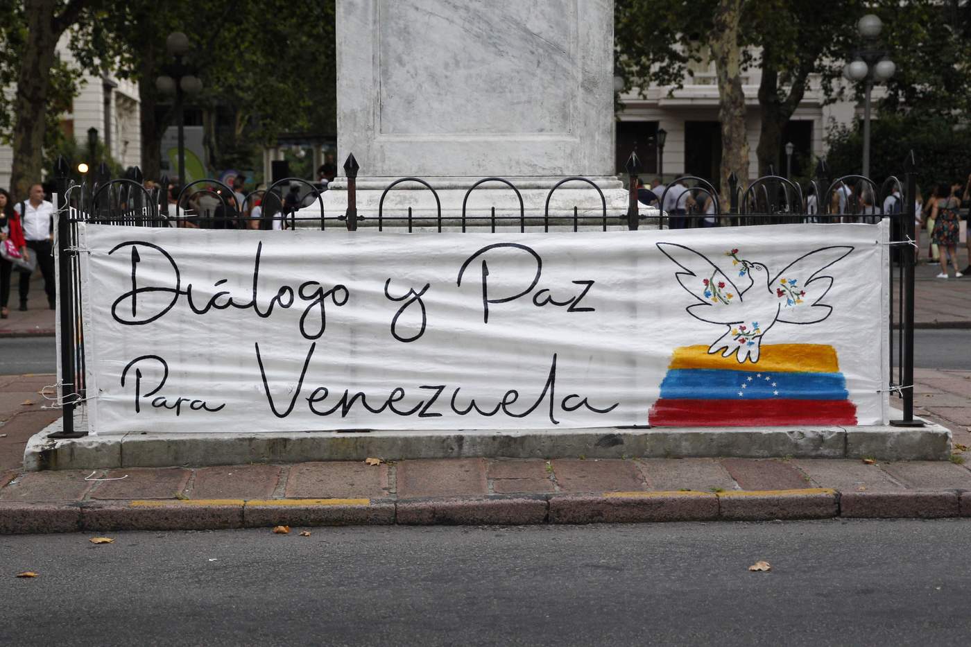 Gobierno buscará 'solución pacífica' a crisis venezolana