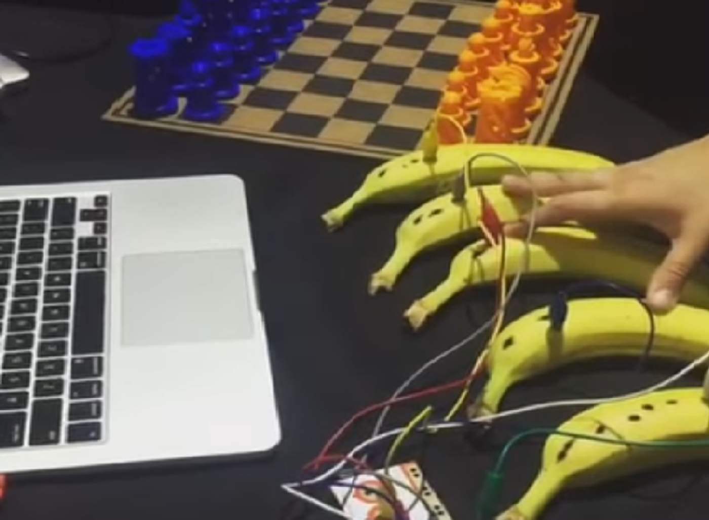 Estudiantes crean un piano usando plátanos