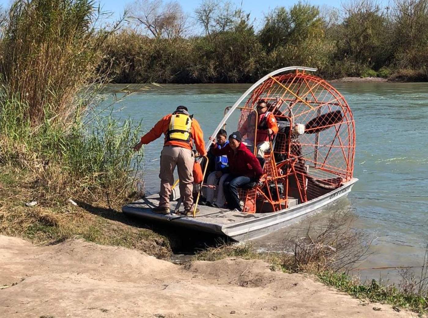 Continúan rescates de migrantes del río Bravo; auxilian a 13 más