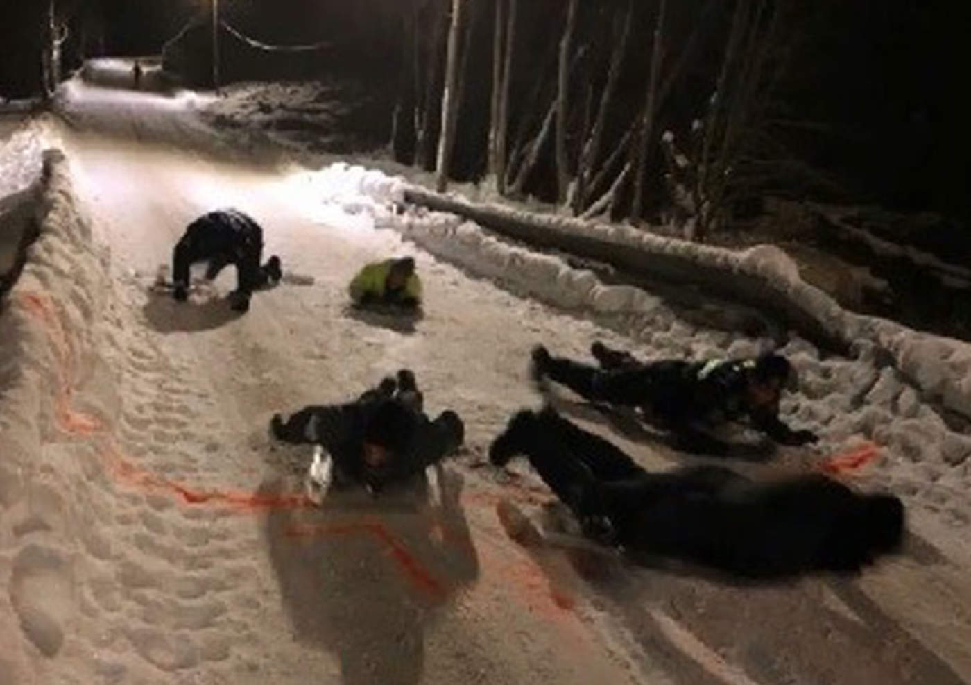Policía utiliza sus escudos como trineos en la nieve