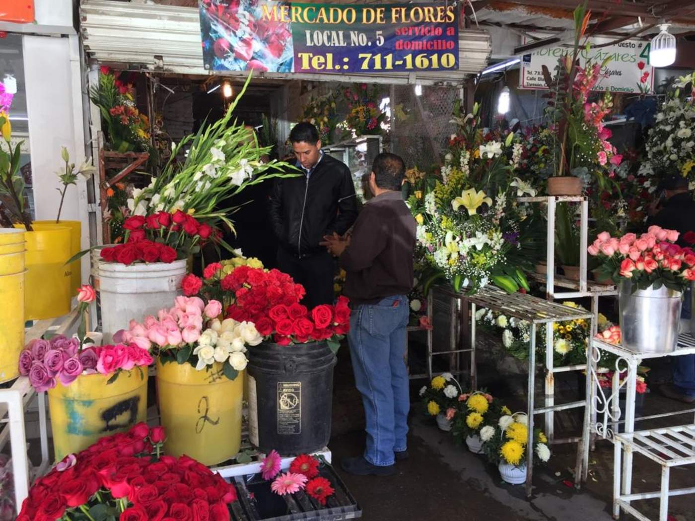 Laguneros acuden a Mercadito de las Flores por San Valentín