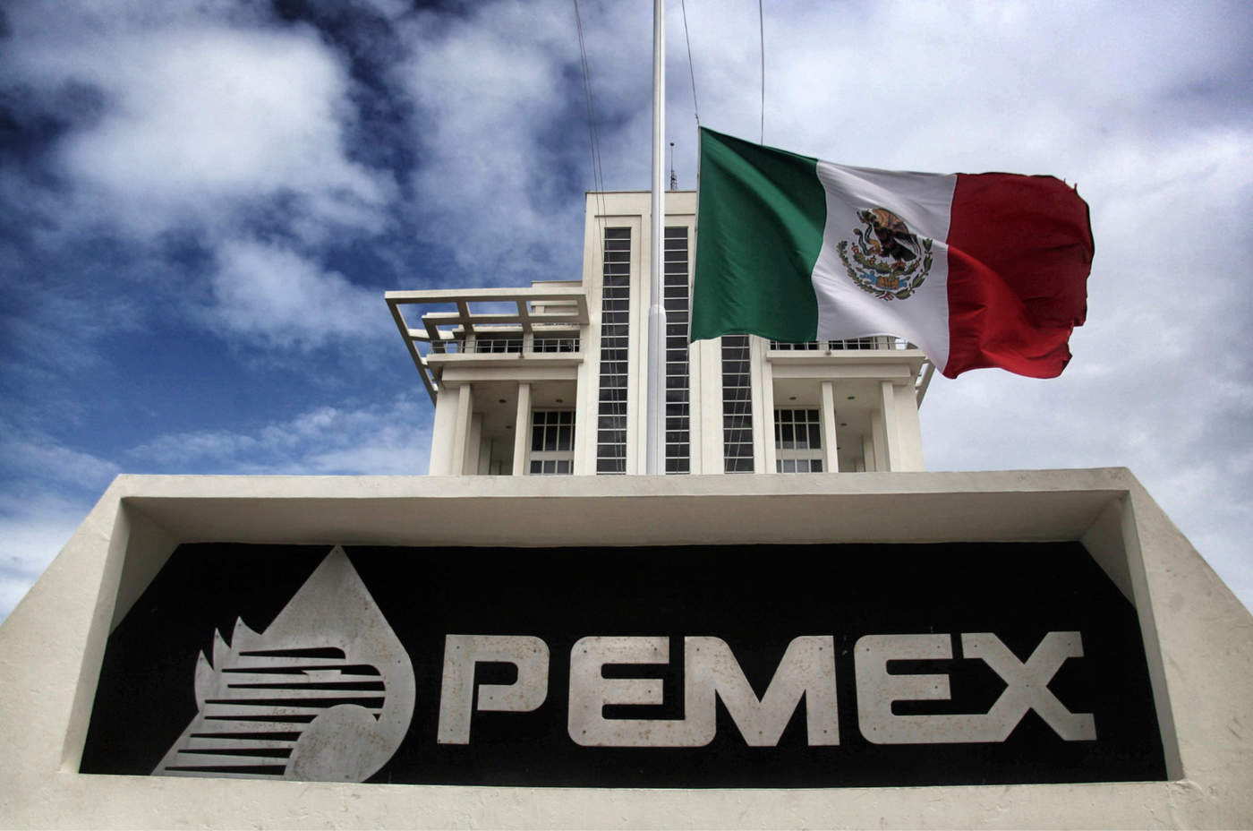 Fitch considera insuficientes medidas para rescatar a Pemex