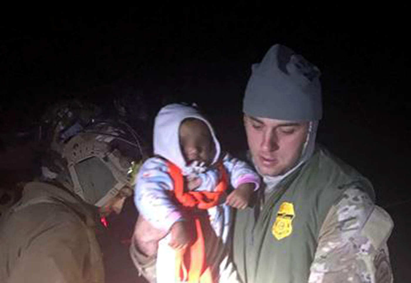 Rescatan a 17 migrantes del río Bravo