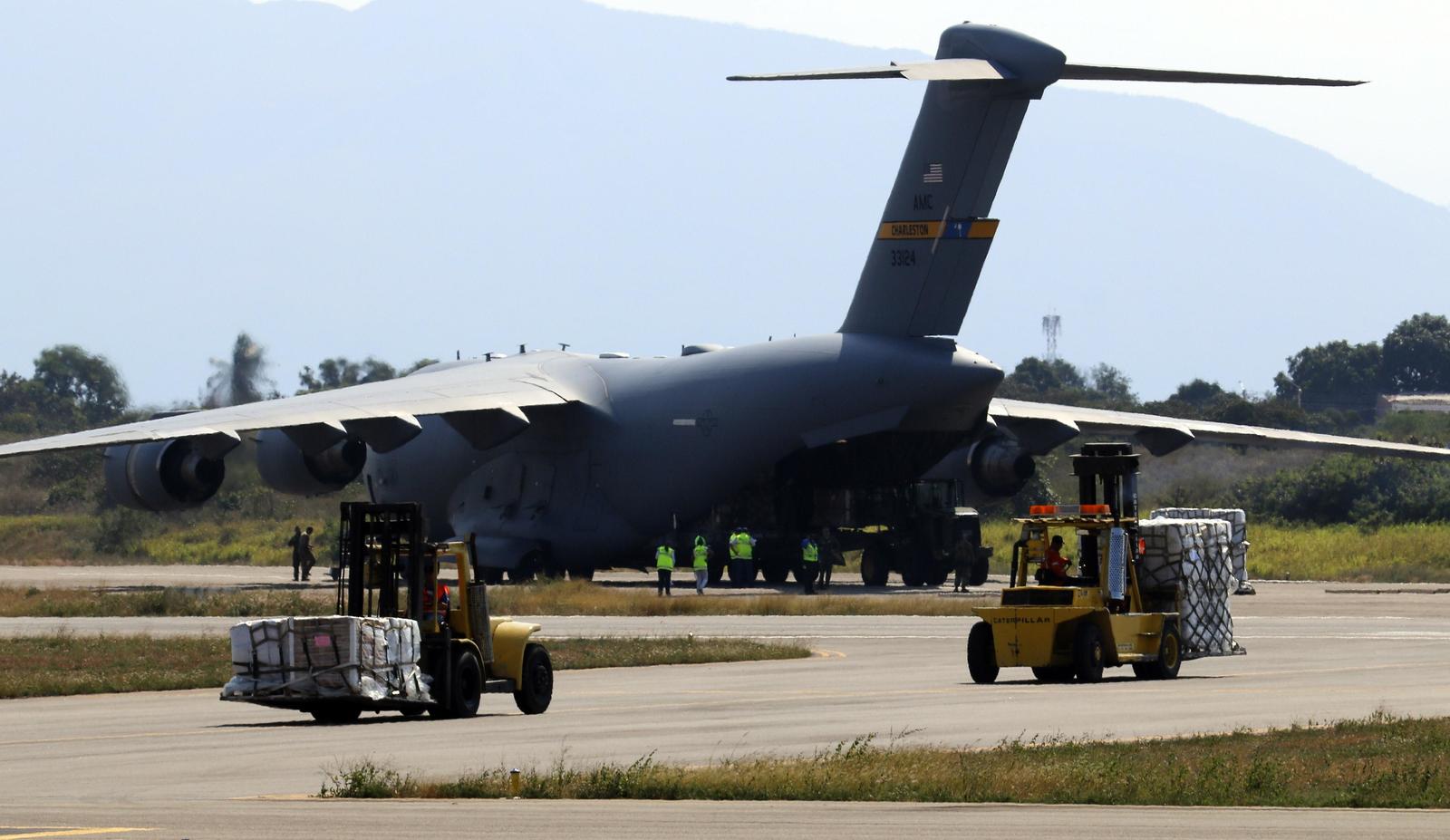 Avión de EUA llega a Colombia con ayuda