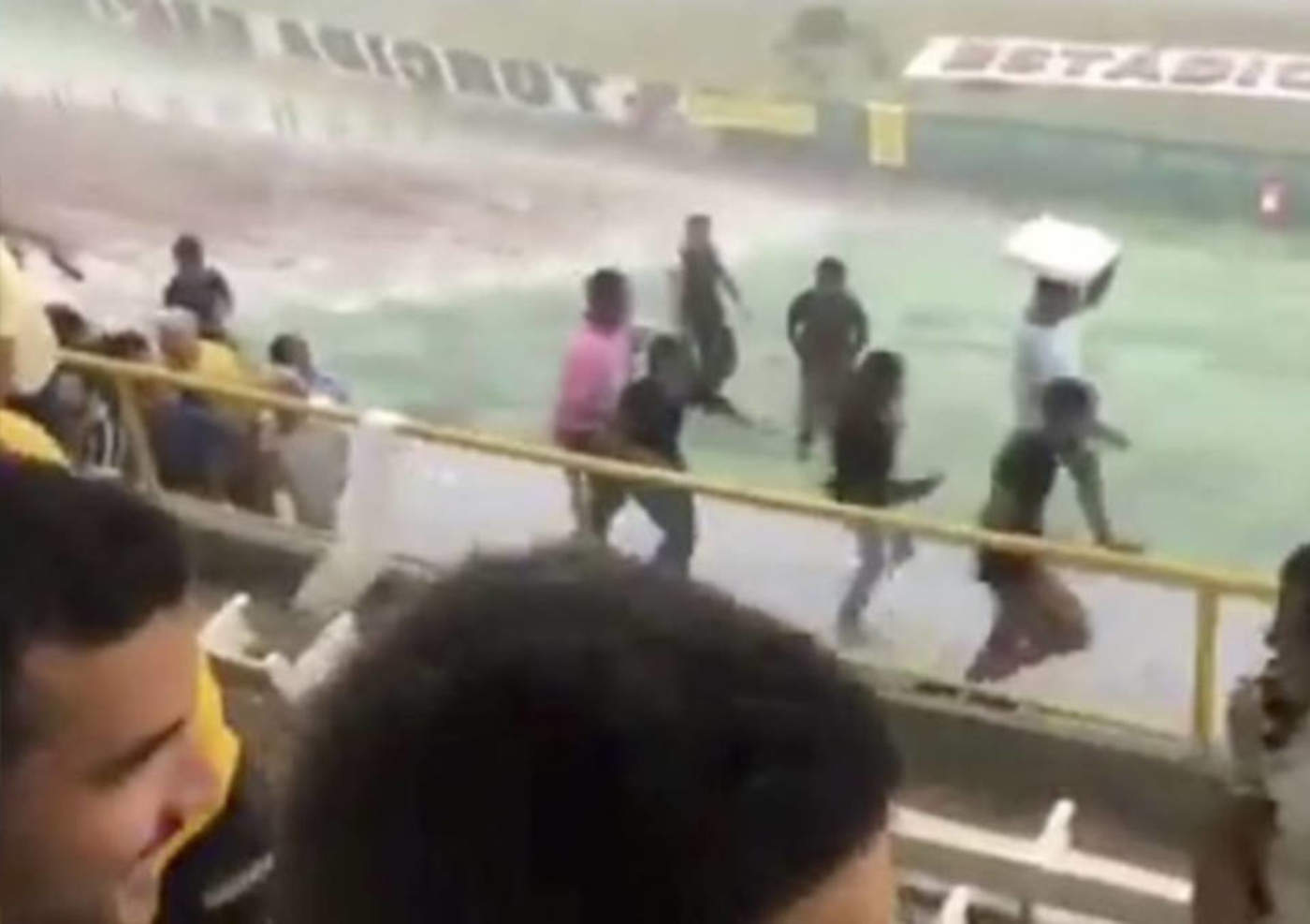 Inundación dentro de estadio genera caos entre aficionados