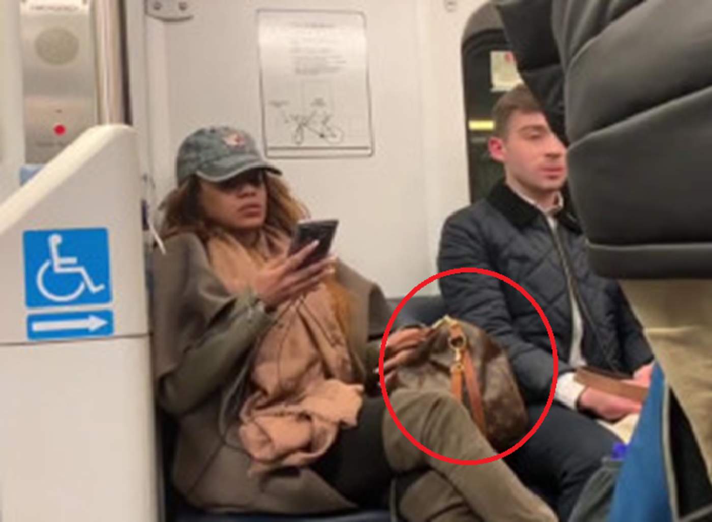 Mujer se rehúsa a mover su bolsa de marca del asiento del metro