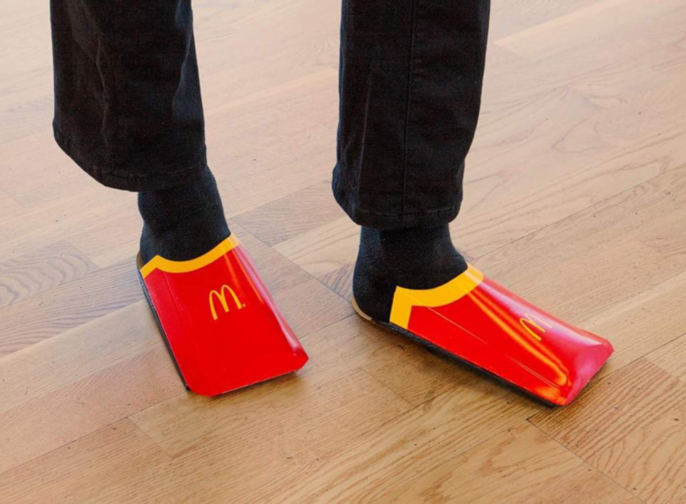 Cadena de comida rápida se burla de diseño de zapatos