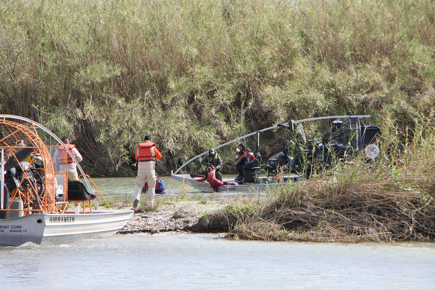 Rescata Patrulla Fronteriza a ocho migrantes del río Bravo