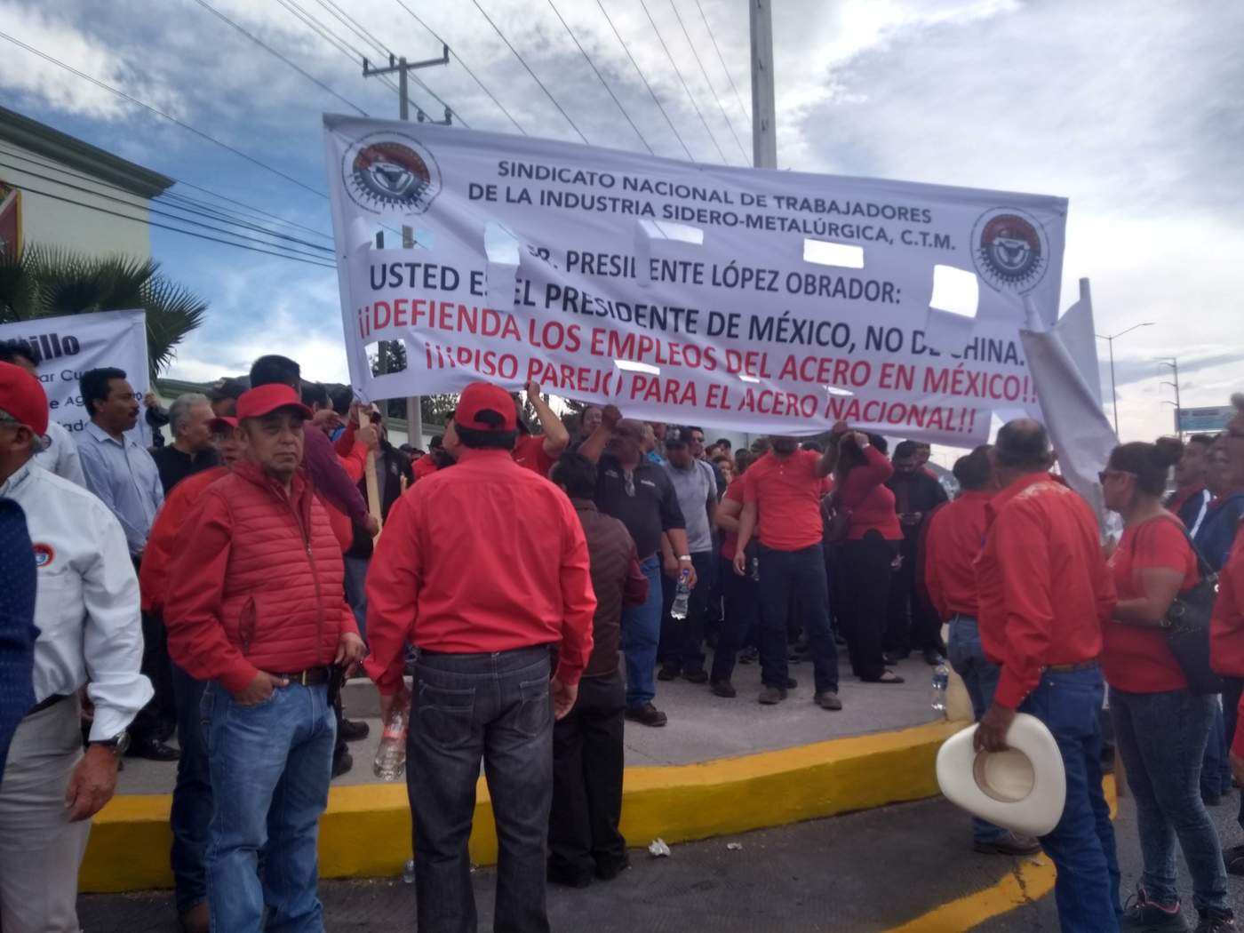 Se manifiestan grupos ante llegada de AMLO a Saltillo