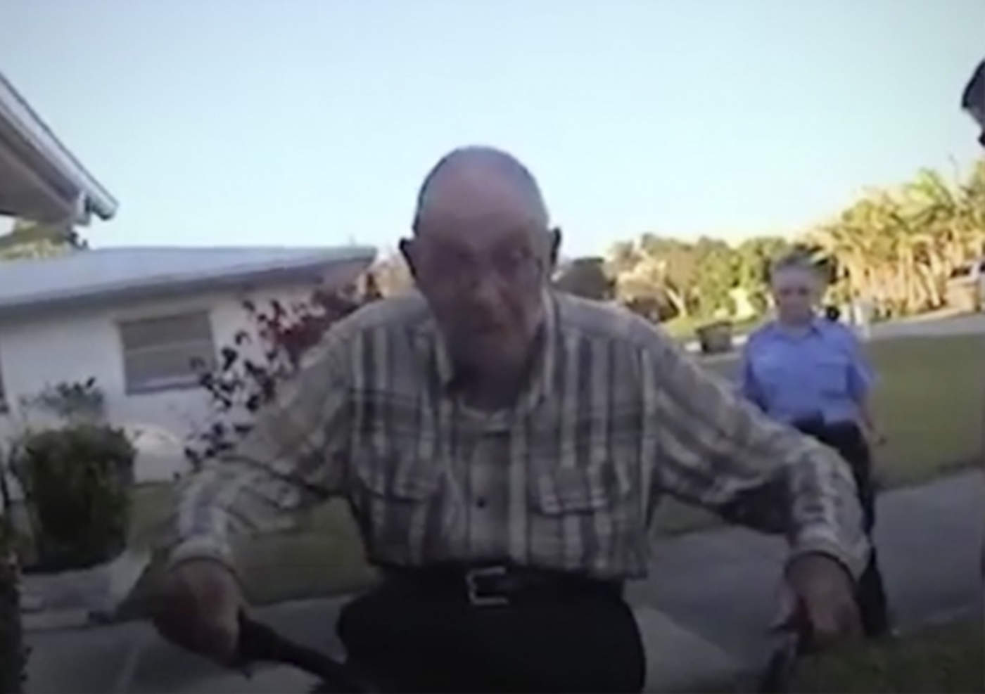 Policías le regalan una bicicleta a hombre de 80 años