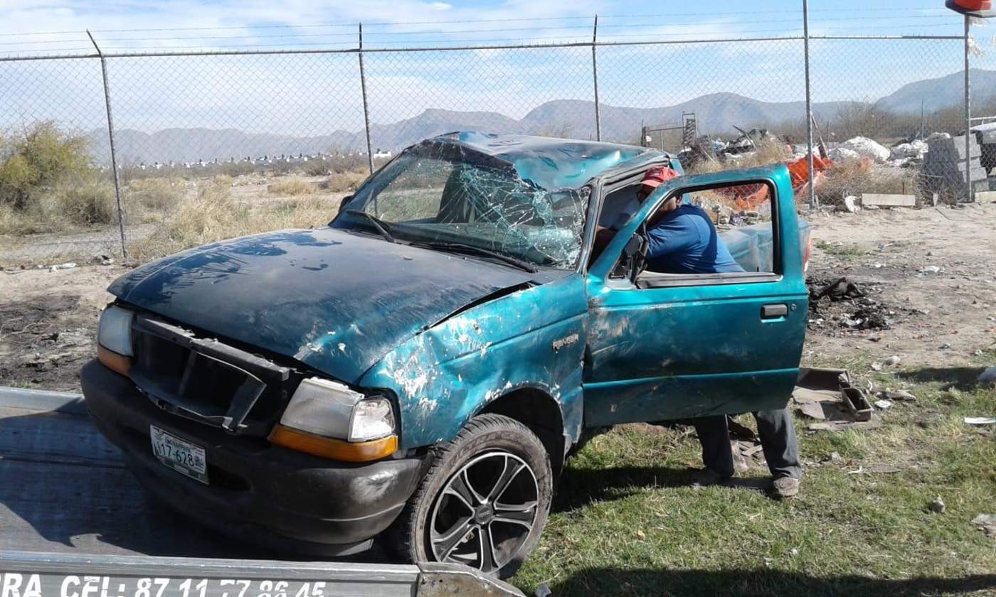Vuelcan y abandonan camioneta en Matamoros