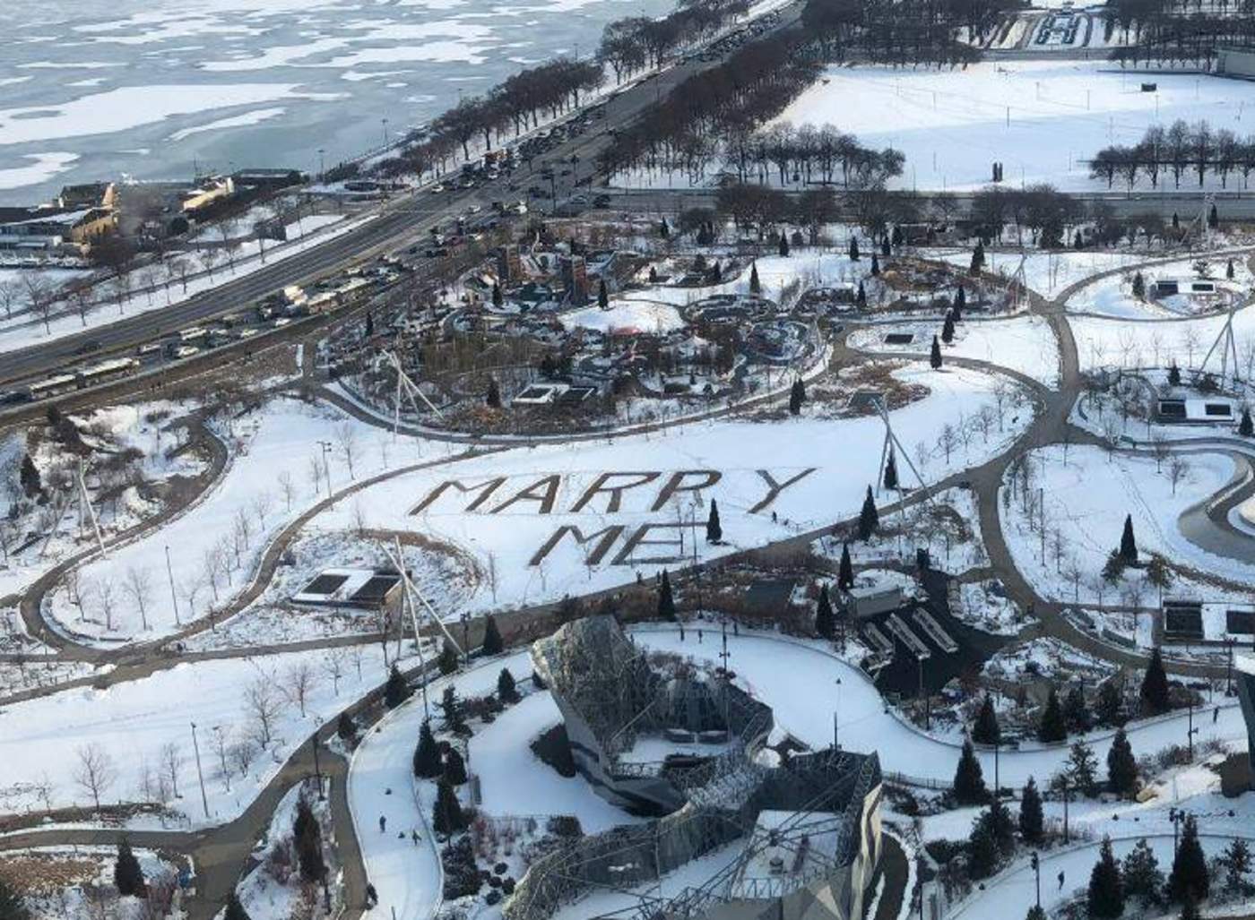 Llamativa propuesta de matrimonio en la nieve se hace viral