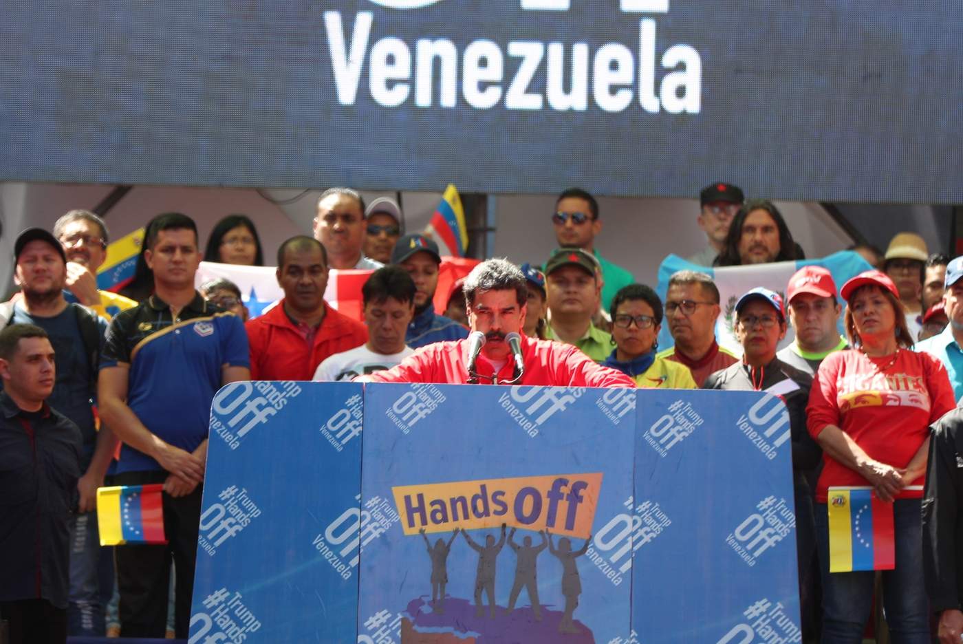 Maduro dice que jamás se 'doblegará'; pide a militares defenderlo si lo derrocan