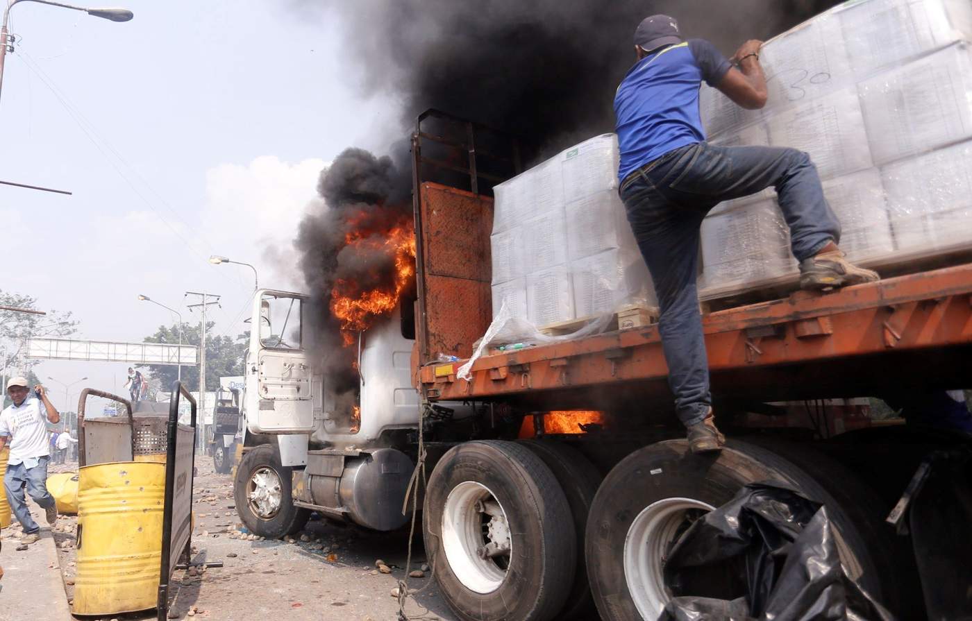 Guaidó denuncia quema de camiones con alimentos y medicinas