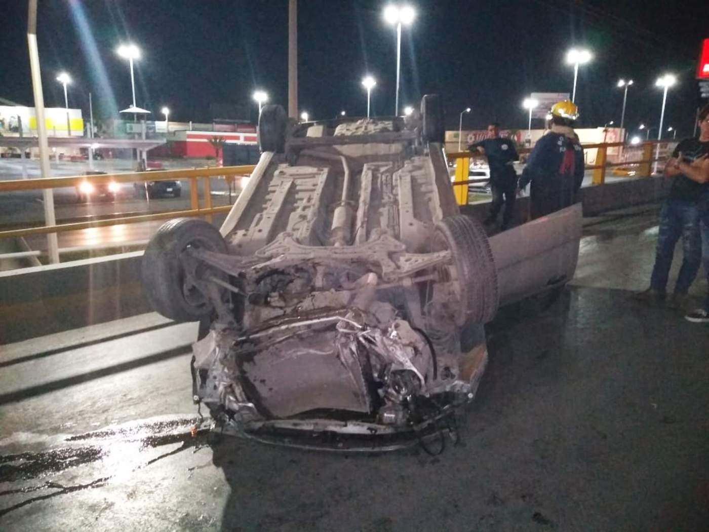 Se registra volcadura sobre el puente vehicular en Torreón