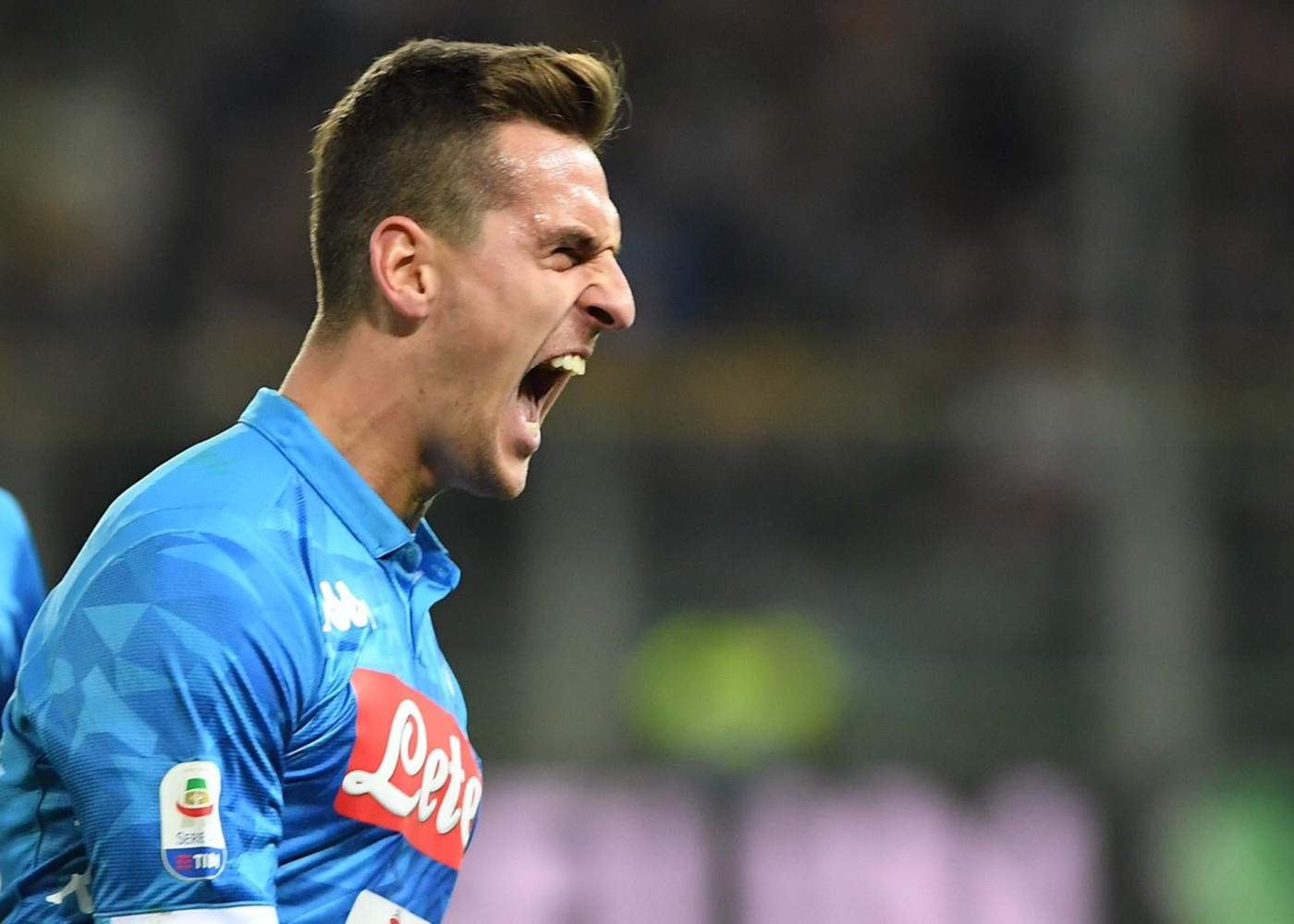Napoli sigue al acecho de la 'Juve'; golea al Parma