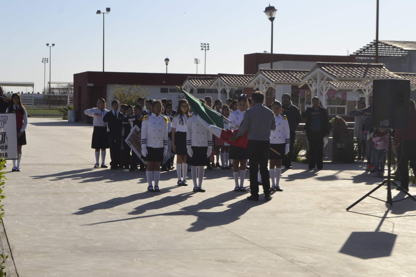 Rinden homenaje a la bandera mexicana en su día