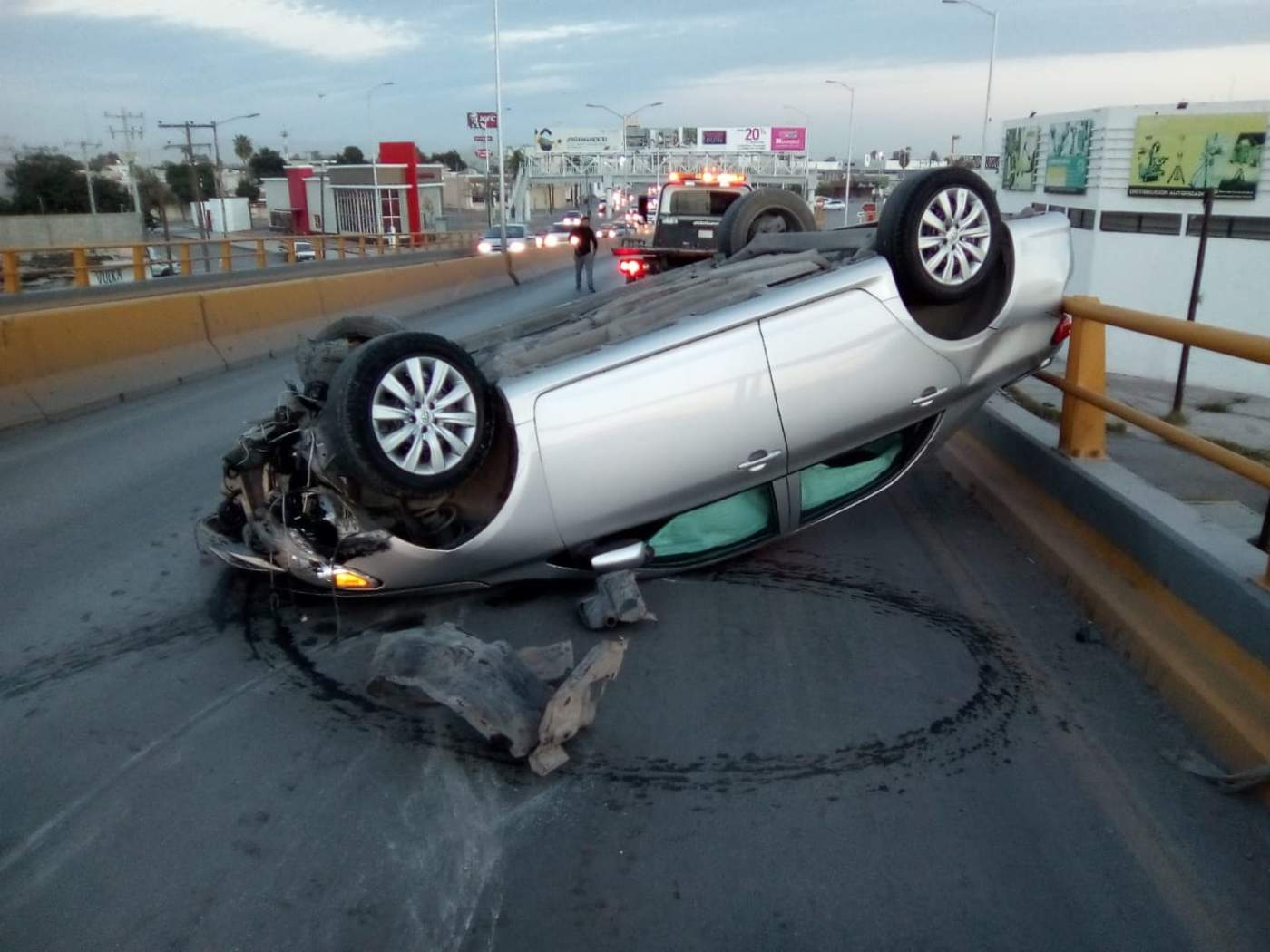 Vuelca vehículo sobre el puente Diana Laura en Torreón