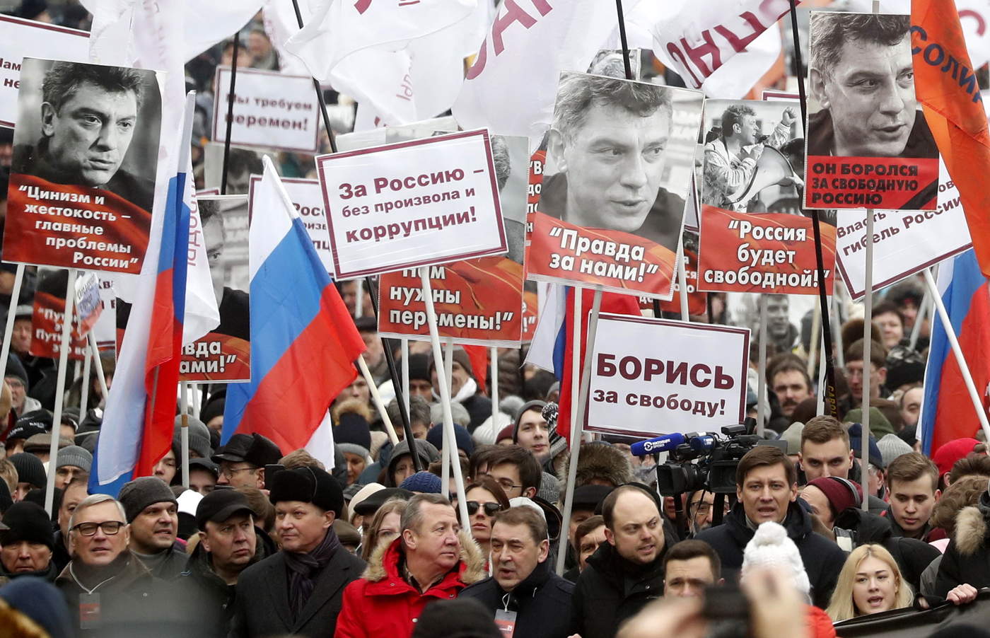 Marchan en memoria de opositor Nemtsov