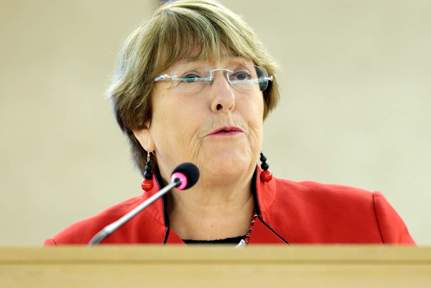 Bachelet llama al cese de la violencia y a una solución en Venezuela