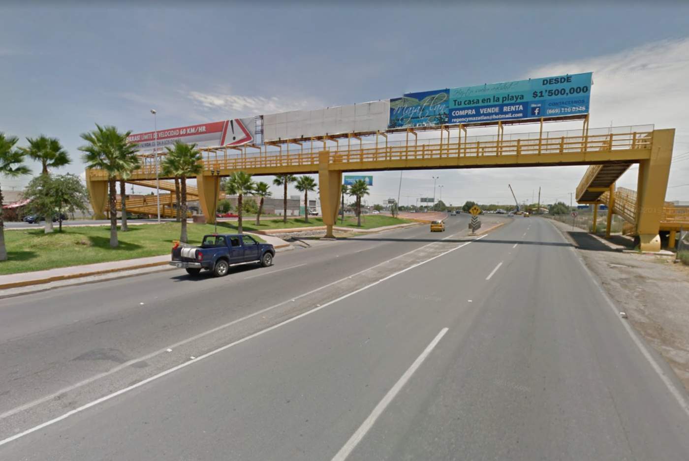 Mujer intenta lanzarse de puente en Torreón
