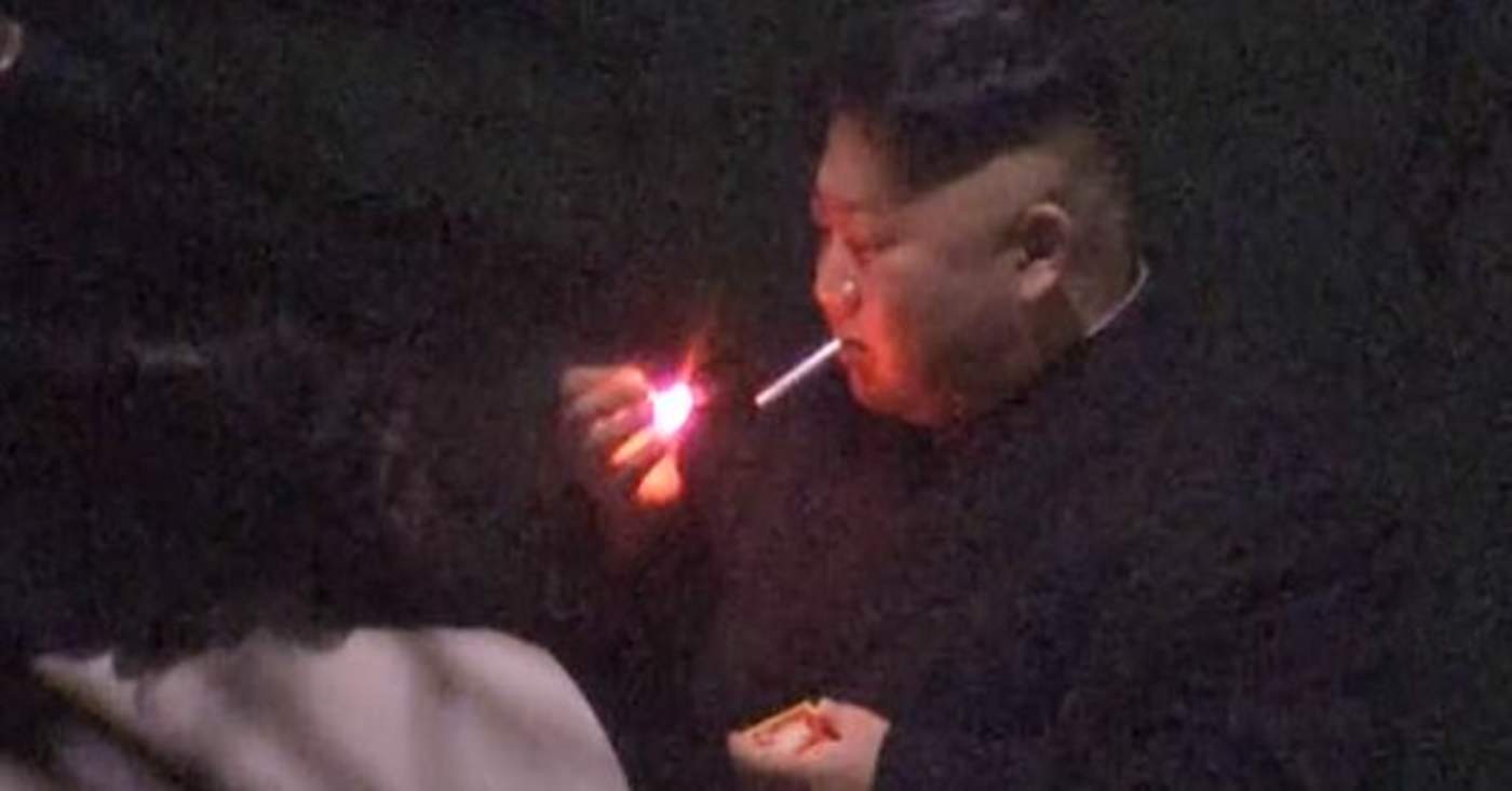 Kim Jong-un es sorprendido fumando durante escala de viaje