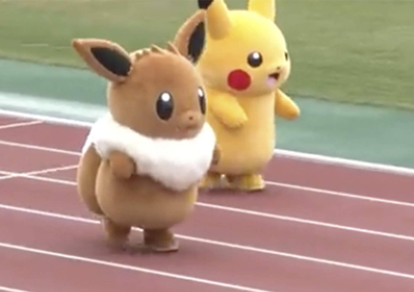 Eevee y Pikachu sorprenden con carrera de relevos