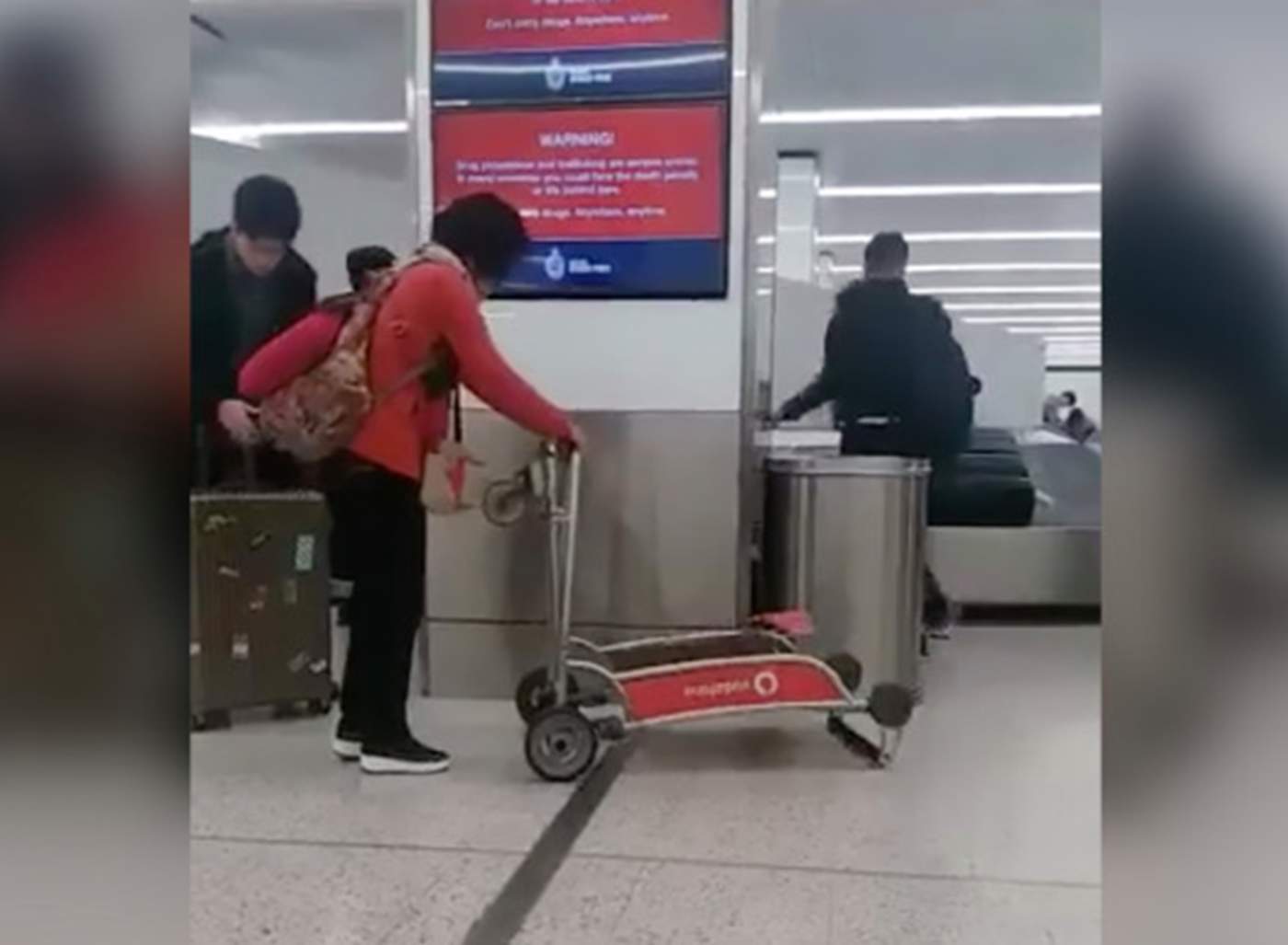 El fallo épico de una mujer con un carro de equipaje se hace viral