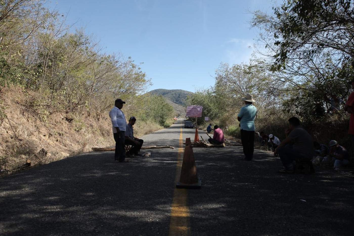 Encadenan a pobladores en Michoacán