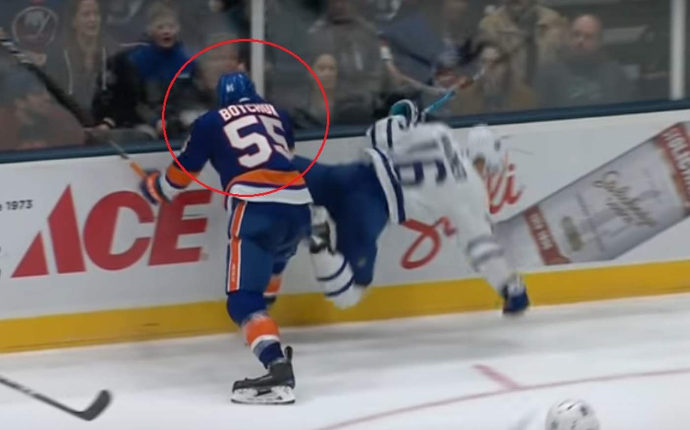 Jugador de hockey sobre hielo sufre corte en el cuello con un patín