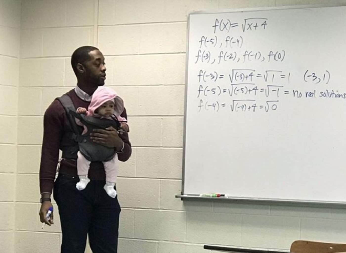 Profesor da su clase mientras cuida al bebé de un alumno