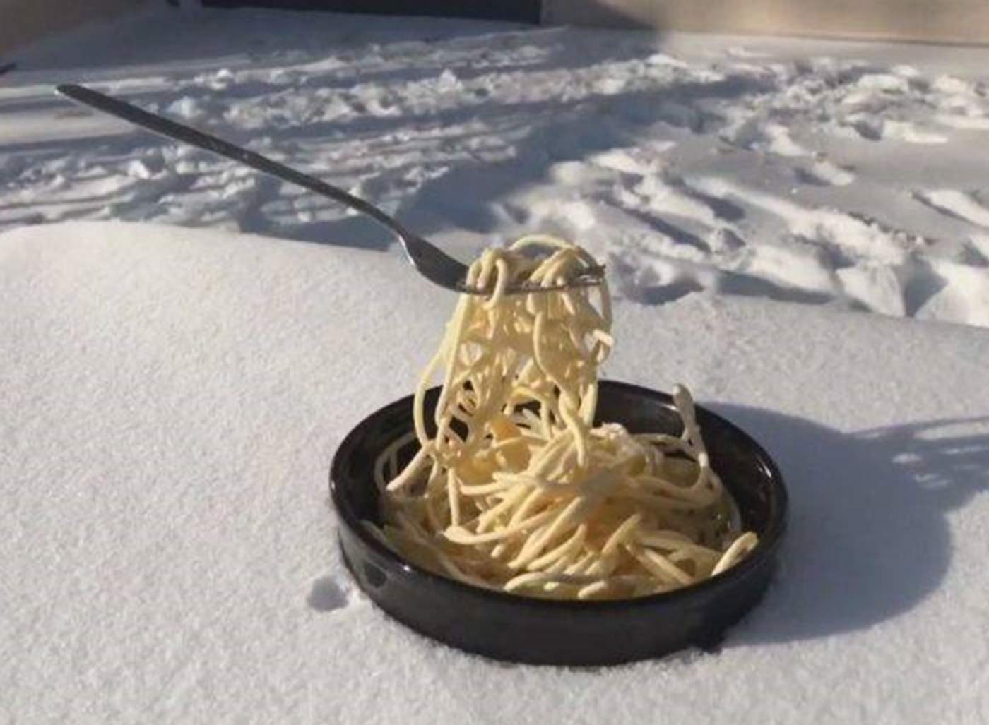 Canadiense demuestra el poder del invierno con pasta congelada