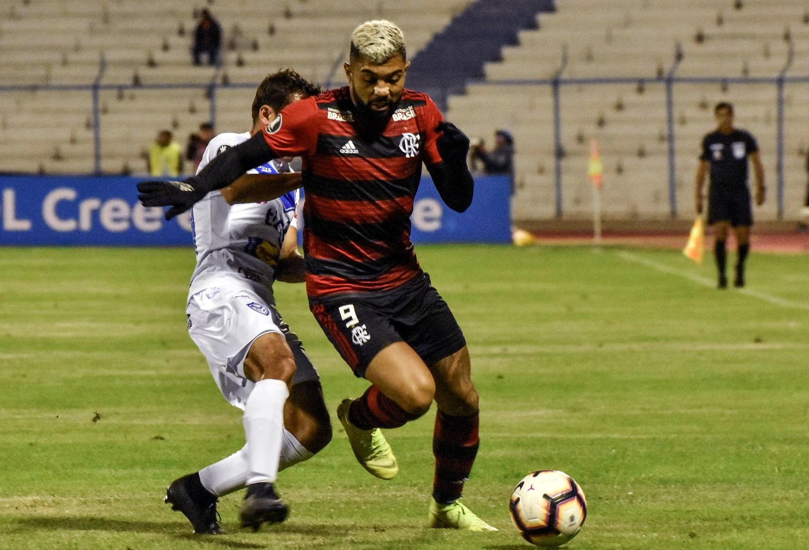 Flamengo vence a San José de visita