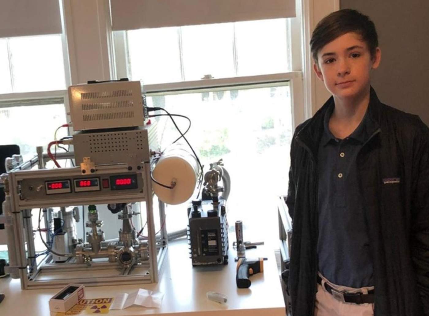 Niño de 14 años construye su propio reactor nuclear en casa