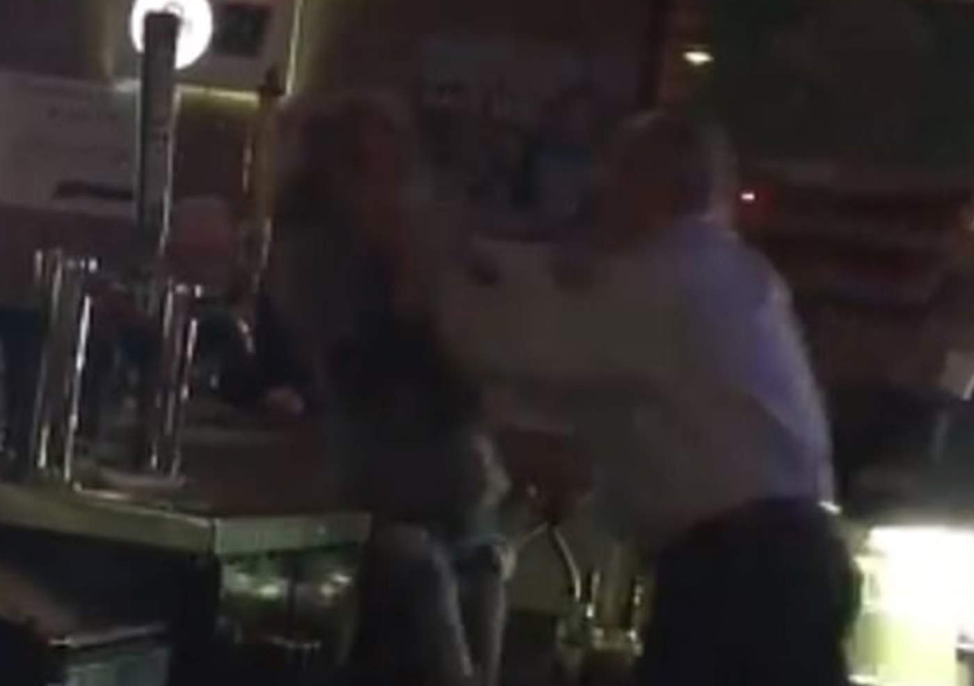 Captan a dueño de bar agrediendo a mesera durante discusión