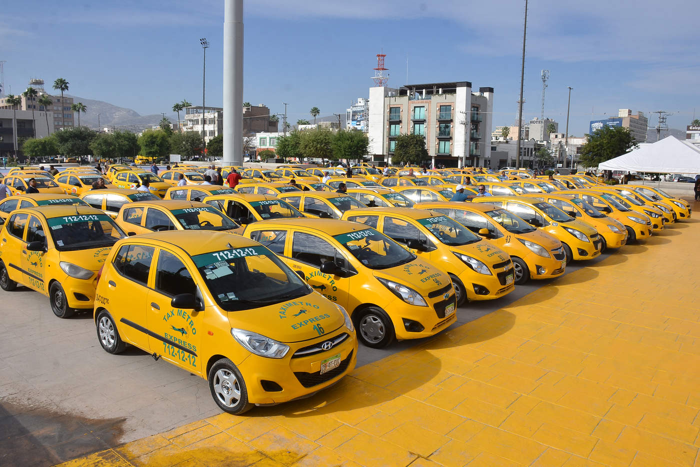 Taxistas retienen a chofer y pasajero de Uber en Torreón