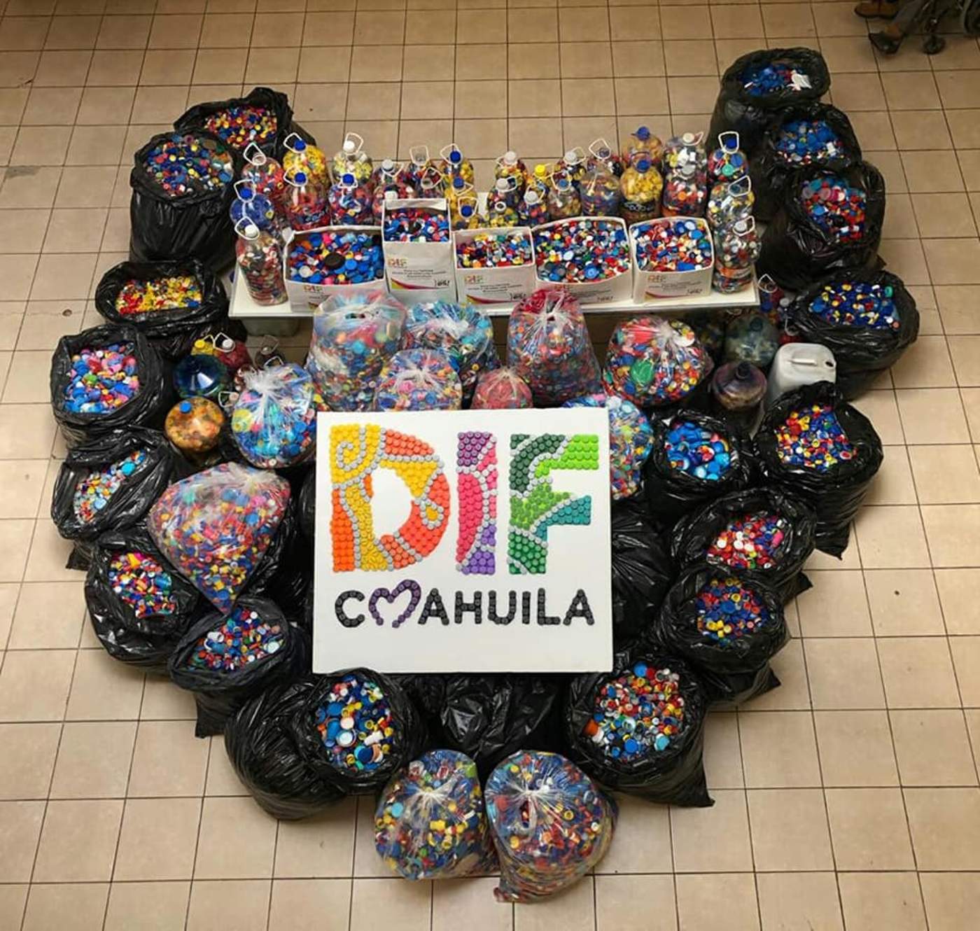 Recolectan 615 kilos de tapas en apoyo a menores con cáncer de Coahuila