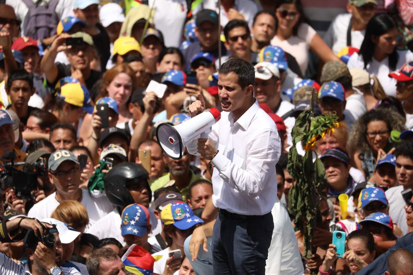 Guaidó anuncia gira y gran manifestación para reclamar el poder