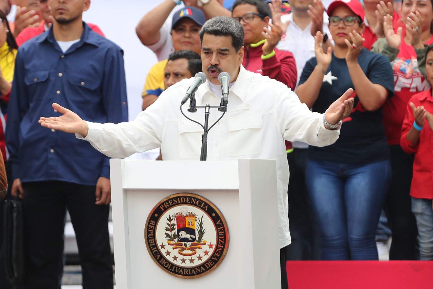 Gobierno de Maduro prorroga suspensión de actividades por apagón