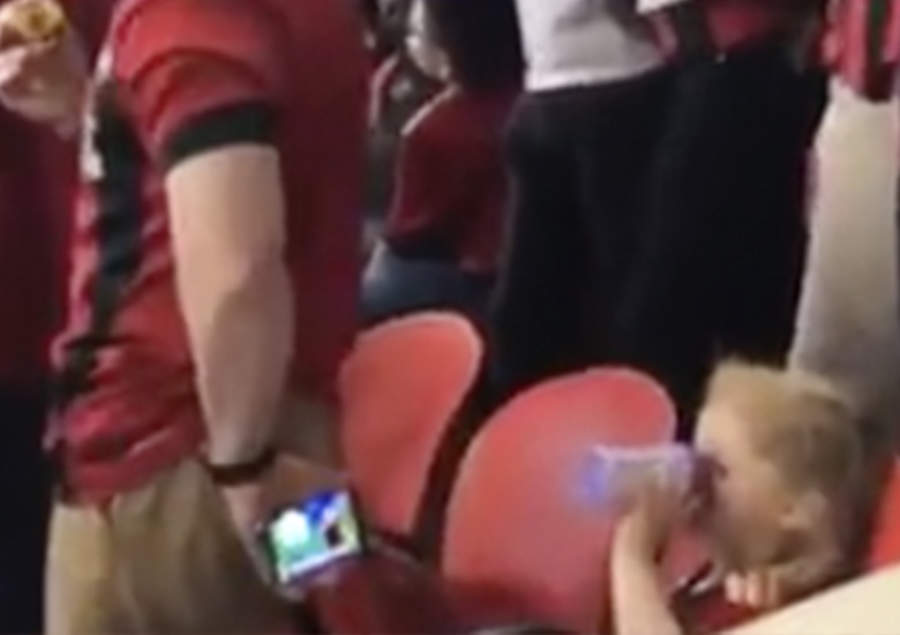 Padre entretiene a su hijo durante partido y se hace viral